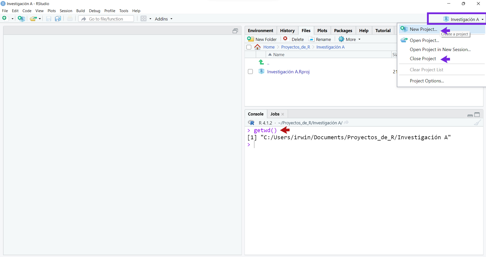 Para crear un nuevo proyecto, abrir uno existente o cerrar el proyecto actual (flecha roja), existe el menú de acceso rápido que tiene el mismo nombre que tu proyecto actual. Para ver la dirección de la carpeta de trabajo en consola, ejecuta la función getwd().